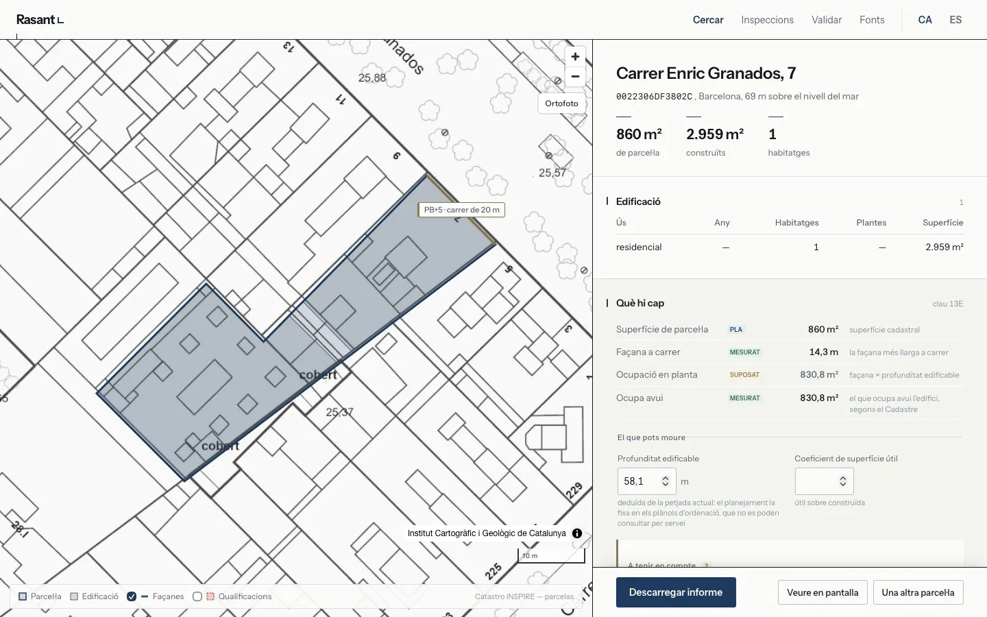 Expediente de una parcela de Barcelona en Rasant: a la izquierda el plano catastral con la finca resaltada, y a la derecha los metros de parcela y construidos, el uso residencial y lo que cabe edificar, con una etiqueta en cada dato que dice si es medido, supuesto o de planeamiento.